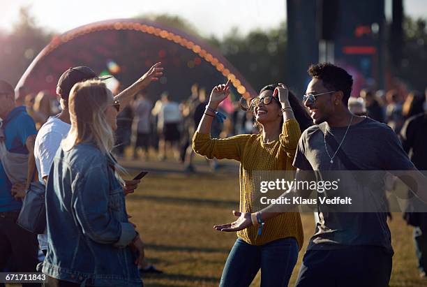 friends dancing at concert outside - music festival day 4 stockfoto's en -beelden