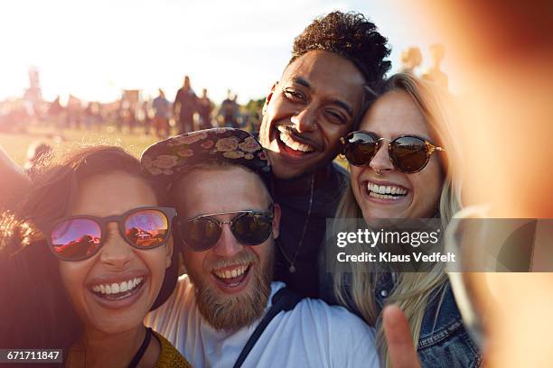 friends making selfie at big festival - festivaleiro imagens e fotografias de stock