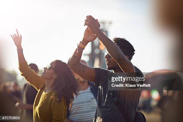 friends with arms in the air at festival concert - hangout festival day 3 stockfoto's en -beelden