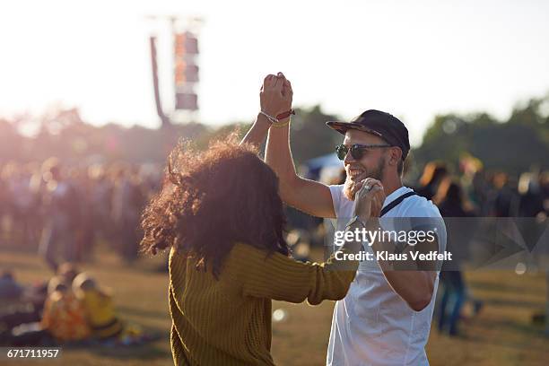 couple dancing at music festival - musikfestival stock-fotos und bilder