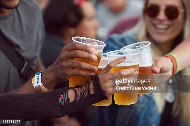 close-up uf hands toasting in beer, at festival - bebida alcoólica imagens e fotografias de stock
