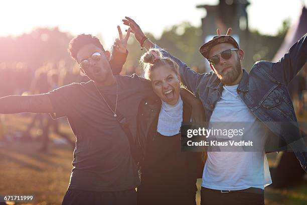 friends making funny faces at big festival concert - hangout festival day 3 stockfoto's en -beelden