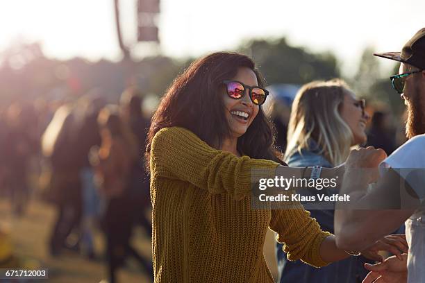 friends dancing at big festival concert - couple concert photos et images de collection