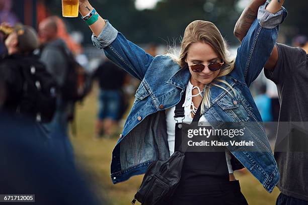 woman dancing with beer in hand at concert - music festival 2016 weekend 2 photos et images de collection