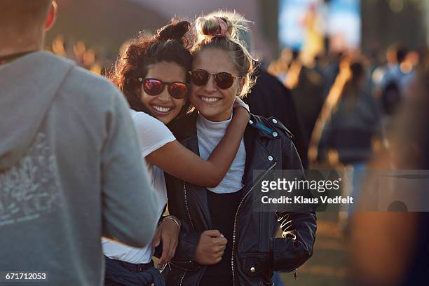 friends laughing together at big festival - festivaleiro - fotografias e filmes do acervo