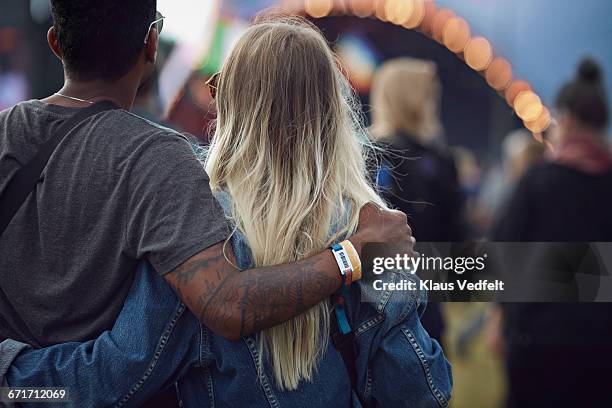 couple with arms around each other at concert - music festival 2016 weekend 2 photos et images de collection