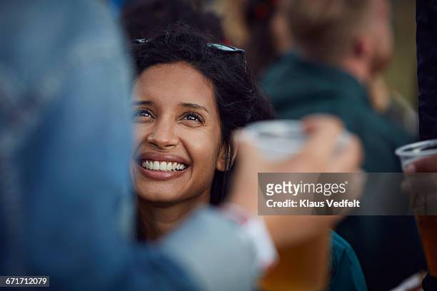 portrait of beautiful woman at festival with beers - man sipping beer smiling photos et images de collection