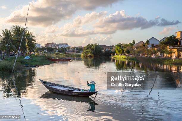 rivière hoai dans l’ancienne ville de hoian - vietnam photos et images de collection
