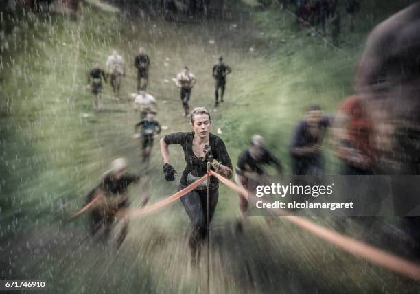 junge frau im rennen laufen - conflict resolution stock-fotos und bilder