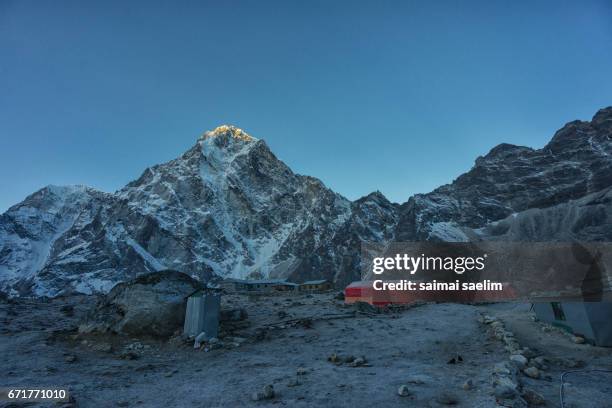 cholatse mountain peak with sunrise, everest region, nepal - kangtega stock pictures, royalty-free photos & images