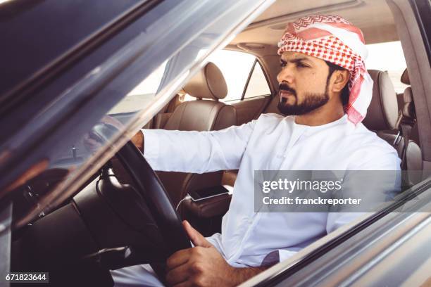 scheich, das auto zu fahren - saudi guy stock-fotos und bilder