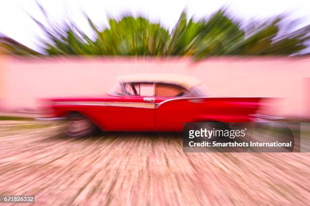 zoom effect over red vintage car in trinidad, cuba - coche stock-fotos und bilder