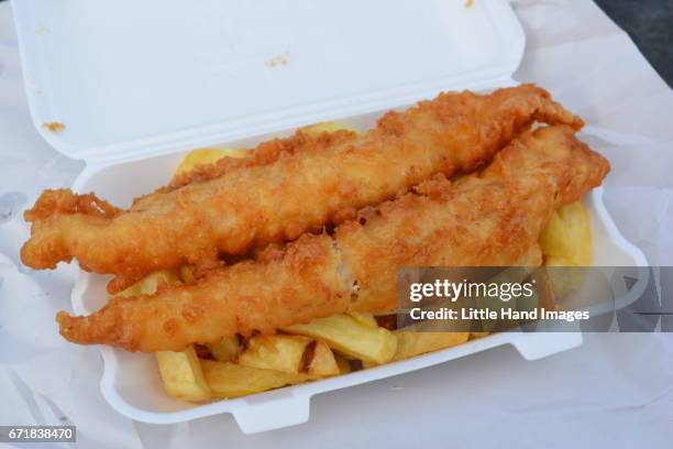 fish and chips - fish chips stockfoto's en -beelden