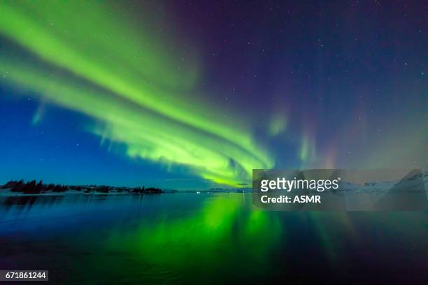 bunte northern lights - finnland stock-fotos und bilder
