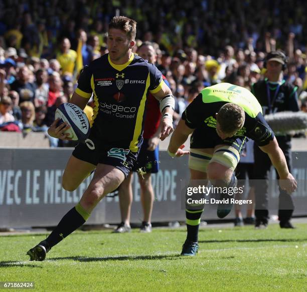 David Strettle of Clermont Auvergne breaks clear to score their second try during the European Rugby Champions Cup semi final match between ASM...
