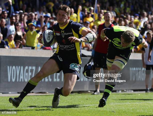 David Strettle of Clermont Auvergne breaks clear of Dan Leavy to score their second try during the European Rugby Champions Cup semi final match...