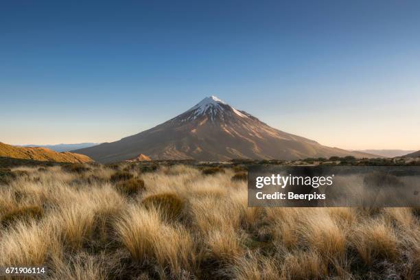 mount taranaki a dormant volcano in new zealand. - região de taranaki imagens e fotografias de stock