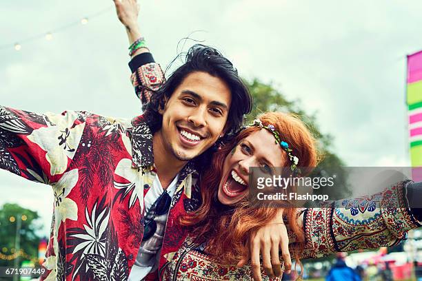 group of friends having fun at a music festival - hippie - fotografias e filmes do acervo