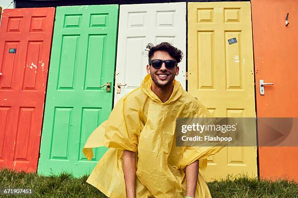 portrait of man having fun at a music festival - physical stance stock-fotos und bilder