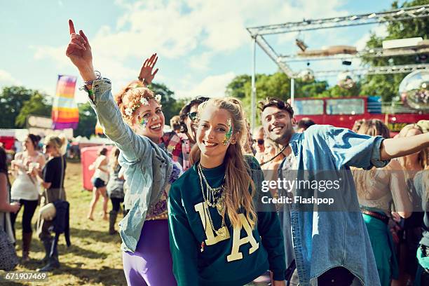 group of friends having fun at a music festival - festival-besucher stock-fotos und bilder