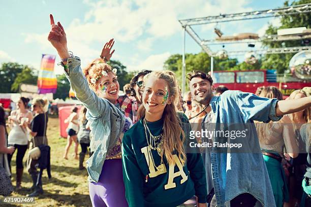 group of friends having fun at a music festival - arts culture and entertainment foto e immagini stock