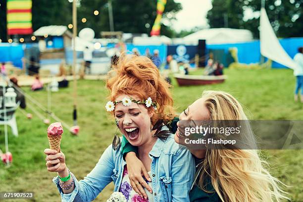 group of friends having fun at a music festival - musikfestival bildbanksfoton och bilder