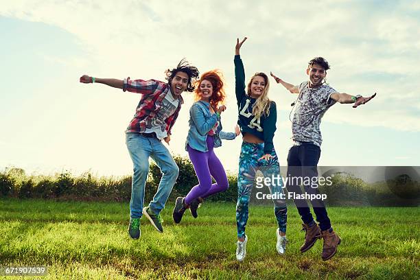 group of friends having fun at a music festival - festival-besucher stock-fotos und bilder