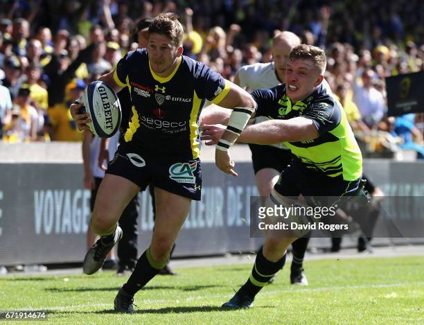 David Strettle of Clermont Auvergne breaks clear of Dan Leavy to score their second try during the European Rugby Champions Cup semi final match...