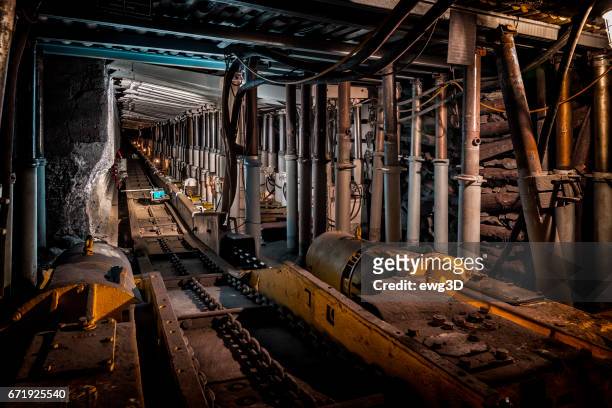 pasillo subterráneo con sistema de soporte de acero en mina de carbón - mine shaft fotografías e imágenes de stock