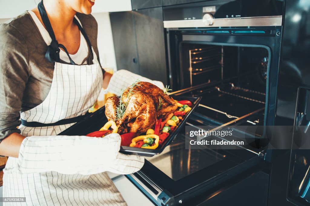 オーブンから、夕食を取る若い女性