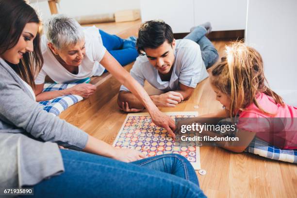 happy family playing a game - jogo de palavras imagens e fotografias de stock