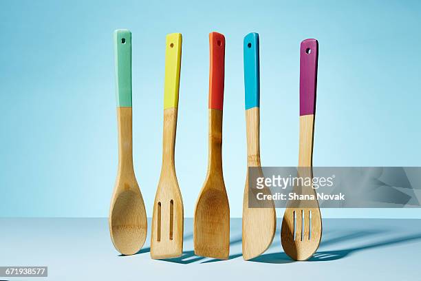 bamboo kitchen utensils - kochlöffel stock-fotos und bilder