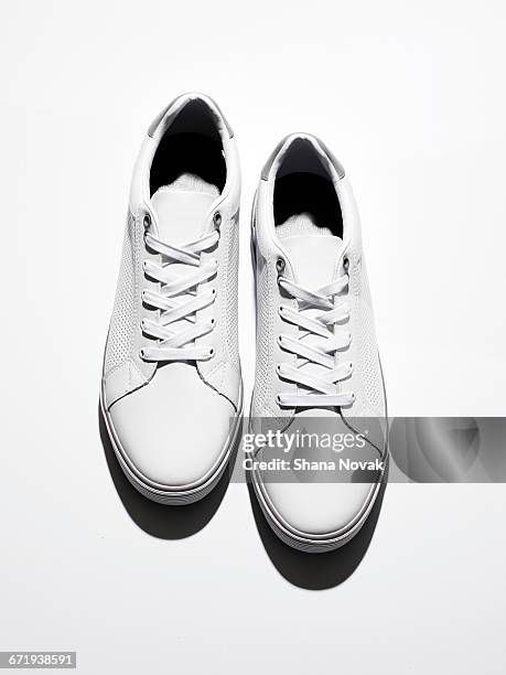 men's sneakers - white shoes stock-fotos und bilder