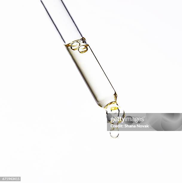 serum in oil dropper - pipeta imagens e fotografias de stock