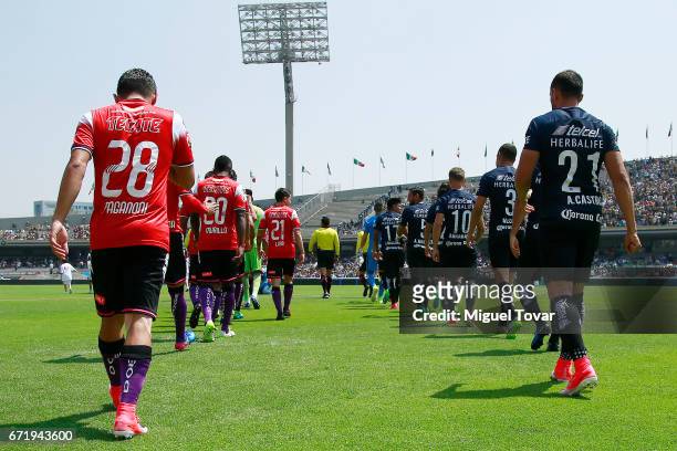Players of Pumas and Veracruz walk onto the field prior the 15th round match between Pumas UNAM and Veracruz as part of the Torneo Clausura 2017 Liga...
