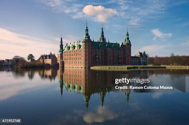 frederiksborg castle - dinamarca stock pictures, royalty-free photos & images