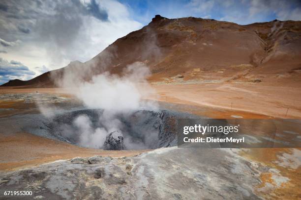kokende modder in hveravellir - ijsland - vulkanische krater stockfoto's en -beelden