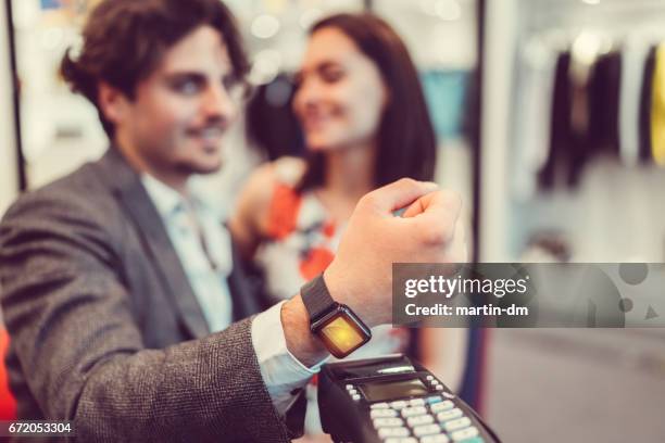 pagamento contactless con smartwatch - computer indossabile foto e immagini stock