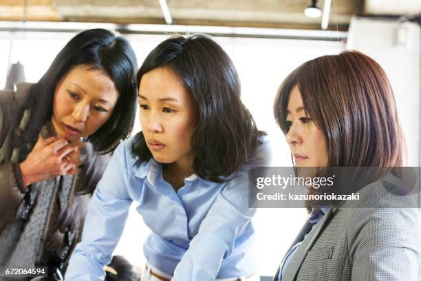 een jonge vrouw houdt een vergadering - 試験 stockfoto's en -beelden