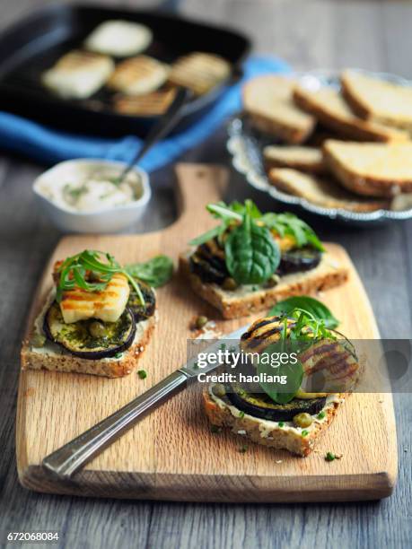 vegetarische gegrillte aubergine open sandwich - halloumi cheese stock-fotos und bilder