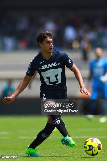 Josecarlos Van Rankin of Pumas controls the ball during the 15th round match between Pumas UNAM and Veracruz as part of the Torneo Clausura 2017 Liga...