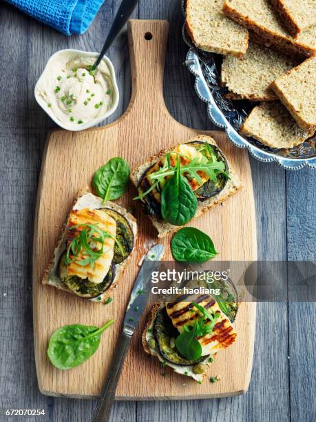 sandwich abierto de vegetariana berenjena a la plancha - halloumi fotografías e imágenes de stock