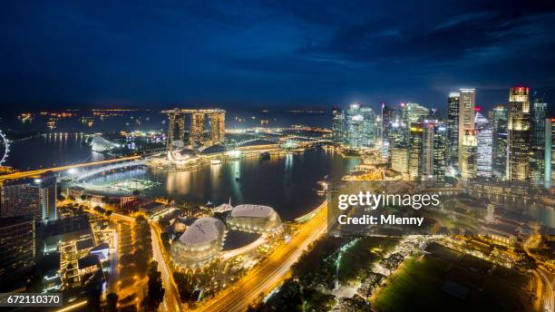 de skyline van singapore panorama stad bij nacht marina bay - raffles hotel stockfoto's en -beelden