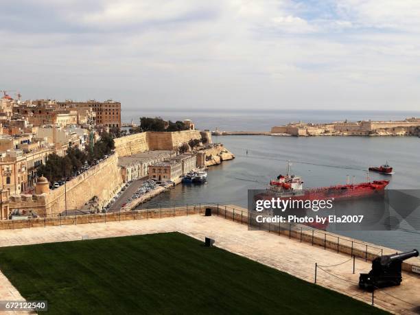 valletta, capital of malta - wasserfahrzeug stock pictures, royalty-free photos & images