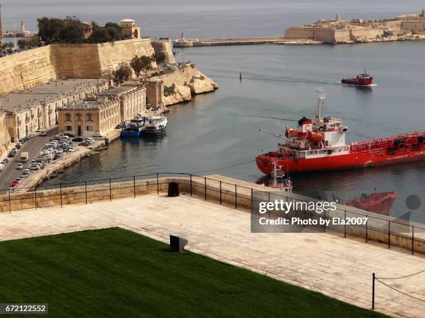 valletta, capital of malta - wasserfahrzeug stock pictures, royalty-free photos & images