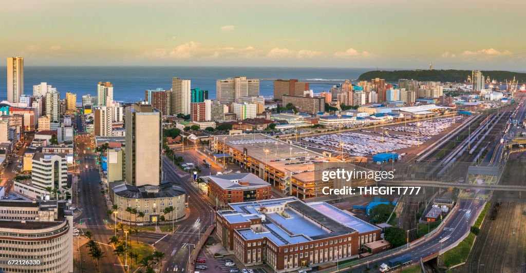 Panorama de centro de cidade de Durban com o porto
