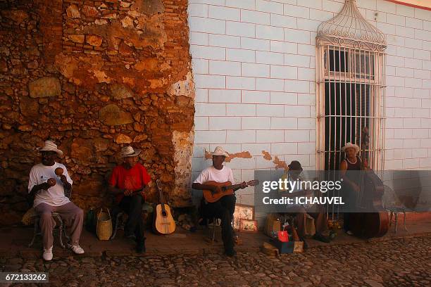 group of old musicians cuba - voie piétonne 個照片及圖片檔