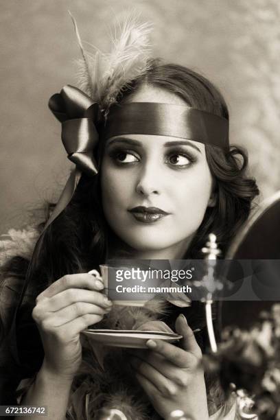 retro frau trinkt kaffee - woman portrait film noir stock-fotos und bilder