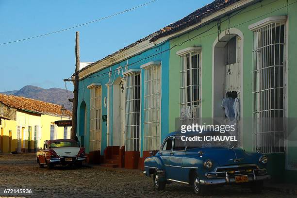 street of trinidad cuba - voiture de collection stock pictures, royalty-free photos & images