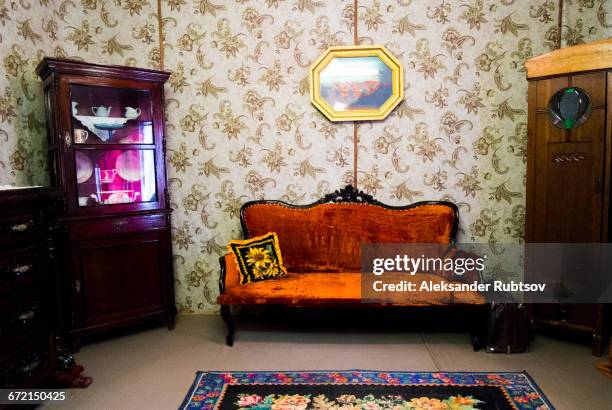 retro livingroom furniture and wallpaper - antique sofa styles foto e immagini stock
